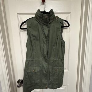 41 Hawthorn Vest Jacket in green with hood